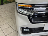 【LEDヘッドライト】悪天候や夜間走行時も良好な視界を確保し安心して運転できる高輝度LEDヘッドライトを装備!点灯速度が早く、消費電力も抑えられています。
