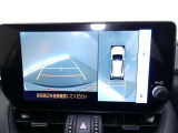 【全周囲モニター】車を上空から見下ろしたような映像をカーナビ画面に映し出し、車庫入れや縦列駐車をサポートしてくれます。