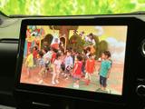 停車中には、TVや映像コンテンツをお楽しみいただけます。待ち時間や休憩時間に最適。様々なコンテンツで、快適な時間を過ごせます。