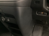 自社整備工場で点検整備をおこなってからお渡ししています。車検が残っている場合は『12ヶ月点検整備』を、車検整備付きの場合は『車検整備』をおこないます。整備費用は車両本体価格に含まれています。