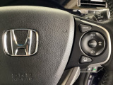 ハンドルにHondaセンシング系のクルーズコントロールやレーンキープアシストなどの操作スイッチが装備されています。ハンドルから手を離さず安全に操作できます。