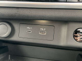 運転席と助手席の間にUSBソケットがついているので、スマートフォンなどの充電が可能です。