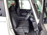フロント広々、ベンチシートの運転席は、ハイトアジャスターが付いているので、快適にドライブができます。ハンドルはチルトステアリングで、ハンドル位置を上下に調節できます。