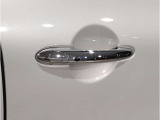 【スマートキー】車両のキーをカバンやポケットに入れたまま、お車の開閉が可能で御座います。お車の前に立ってキーを探す必要が御座いません。