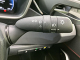 雨天時でもクリアな視界を確保。操作しやすいワイパーレバーで、安全な運転をサポートします。フロントガラスを清潔に保ちます。