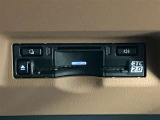 高速道路で便利な【ETC2.0】を装備しています。光ビーコン搭載で渋滞情報などナビゲーションと連動することで機能も充実いたします。他、観光施設に立ち寄るための高速料金割引サービス等もございます。