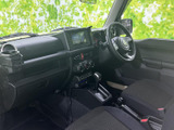 運転に必要な情報を表示する、見やすいナビゲーションシステム。快適なドライブをサポートするオーディオも搭載。