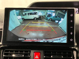 【バックカメラ】 駐車時に車両後方の様子を見ることができるので、運転の不安を軽くします。