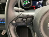 運転中、オーディオの操作をしてて、ハッとしたことはありませんか?ステアリングスイッチは、運転中でもハンドルでオーディオの操作が可能です。安全なドライブをサポートします。