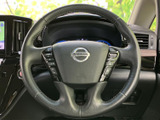 握りやすいステアリングは、運転操作をスムーズにします。オーディオやハンズフリー通話のスイッチも操作しやすい位置に配置されています。