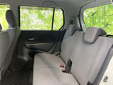 後席からの景色も良好。快適な車内空間で、長距離の移動も楽しく過ごせます。家族との思い出作りに。