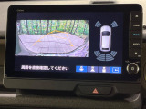 【マルチビューカメラシステム】専用のカメラにより、上から見下ろしたような視点で360度クルマの周囲を確認することができます☆死角部分も確認しやすく、狭い場所での切り返しや駐車もスムーズに行えます。