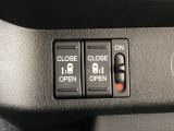 リアドアは乗り降りに便利な両側電動スライドドアです。また運転席に座っていながらスイッチ操作で自在にスライドドアを開け閉めできます。