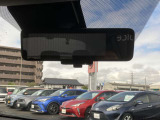 インテリジェントルームミラーは車両後方の状況を映像で映し出してくれます!後席に人が乗っていて見づらい時や荷物で後ろが見えない時も安心です!