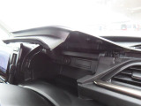 運転席側の【インパネアッパーボックス】は携帯電話や小物などの収納ができます!