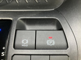 握りやすいステアリングは、運転操作をスムーズに。オーディオやハンズフリー通話など、便利な機能も搭載で、快適なドライブをサポート。
