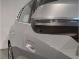 【BMWミラー】視認性の高いスタイリッシュなミラー。自動防眩機能も付いており夜間のドライビングをサポートします。