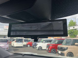 スマートルームミラー◆積載物などで、さえぎられがちなルームミラーの後方視界。車内状況に関わらず車両後方にあるカメラの映像をルームミラーに映し出します!もちろん夜や悪天降雨でもクリアな後方視界を確保!