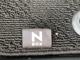 フロアマットです!純正用品のため車種のロゴも入っており特別感があります!はめるだけの社外フロアマットと違い留め具が付いているので、ずれて外れてしまうといったトラブルも防ぐことが出来ます!