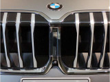 【キドニーグリル】BMWは約90年もの間、ほぼ全ての車両にひと目でBMWだと分かるこの特徴的なフロントグリルが備えられ、デザイン・アイコンとして親しまれてきました。