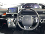 運転席まわりです。 各操作スイッチは使いやすい位置に配置されてます。