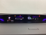 デジタル表示のスピードメーターを大きく配した見やすいメーター部になっています。左側のインフォメーション画面でオドメーターや燃費などの情報を確認できます。
