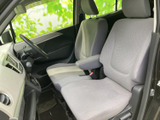 運転席周りの空間は広く、快適なドライビングポジションを実現。ステアリング操作もスムーズに行えます。
