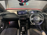 スッキリとまとめられた運転席周りで、運転を楽しくさせる内装です。まさにcockpitです!