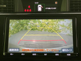 後方確認モニターで駐車時の安全性を高め、狭い場所での運転をサポートします。充実した安全装備で安心のドライブを。