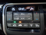 運転席からも手が届きやすく、操作しやすい空調コントロールパネル。オートエアコンなので操作の煩わしさが無くオールシーズン快適にドライブできます。快適空間で運転に集中できますね。