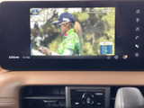 停車中には、TVや映像コンテンツを楽しめます。長距離移動の待ち時間や休憩時間に、リラックスした時間を過ごせます。エンターテインメント性も高いです。