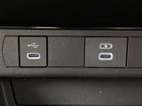 こちらのクルマはUSB接続コネクタも装備されています♪スマホの充電などにお使い下さい。ご旅行中での充電切れも、これなら心配いりませんね!