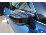 自動防眩機能を備えたルームミラー。ETC車載器を搭載しておりスタイリッシュかつ機能性を兼ね備えております。