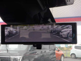【日産のスマート・ルームミラーは内蔵モニターで後方の状況をクリアな画像で確認でき、通常のルームミラーに切り替えて後席の様子を確認することもできます。
