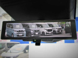 後席に同乗者がいる際の後方視界を確保するスマートルームミラーです。 もちろん電源オフ時には通常のルームミラーとして利用できます。