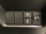 ハンドルの右側にはヘットライトリベライザーとVSA(ABS+TCS+横滑り抑制)の解除スイッチがついています。ヘッドライトリベライザーは道路状況や積荷の加重に応じてライトの高さを調節できます。