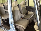 女性でも運転がしやすいように、シートの高さ調整機能(シートリフター)がついています。運転席と助手席の間が空いている為、助手席側への移動がスムーズです。交通量の多い道でも助手席側から乗り降りができます。
