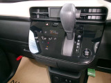 操作しやすいシフトレバーとタッチ式エアコンパネルで運転も楽々です。
