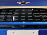 LEDヘッドライトで御座います。MINIのボンネットはヘッドライト部分に穴が開いている特徴的なもので御座います。MINIの伝統やこだわりがこういったところにも表れております。