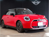 MINIのフロントグリルのデザインはイギリスで生まれた当初から、シルバーのサイドバーが折り重なった伝統的なデザインで御座います。その伝統はBMWのお車になってからでも少しずつ形を変えて守られております