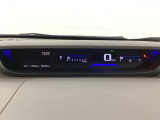 デジタル表示のスピードメーターとタコメーターを大きく配した見やすいメーター部になっています。左側のインフォメーション画面でオドメーターや燃費などの情報を確認できます。