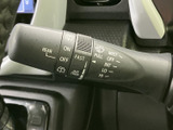 雨の日の運転をサポートするワイパーレバー。操作方法も簡単で、視界をクリアに保ちます。速度調整も可能です。