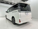 広々とした車内空間に優れた燃費性能。更にデザインも上質で人気のお車です!