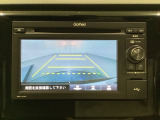 ギヤをR(バック)に入れるとディスプレイオーディオの画面に後ろの映像が映るリアカメラ付です。後退時、コンディションが悪い視界でもカラーバックモニターがドライバーをサポートします。