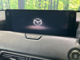 【12.3インチマツダコネクト】車内の雰囲気にマッチした大型ディスプレイ。スマホ接続でのナビ使用やBluetooth再生等、様々な機能が楽しめます。直感的なダイヤル操作が可能で、使い勝手も良好です。