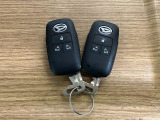 【スマートキー】 スマートキーを携帯していれば、ドアハンドルのボタンを押してロックの解除ができ、パワースライドドアもワンタッチで開閉できます。