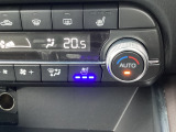 暑い夏の時期にとっても快適なシートベンチレーションを装備!シート内部に取り付けられたファンでシートの表面を換気して、涼しくしてくれます。