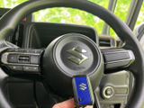 握りやすいステアリングは、長距離運転でも疲れにくい設計。操作性も考慮され、快適なドライブをサポートします。スポーティな印象も与えます。