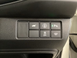 Hondaセンシング用の、VSA(ABS+TCS+横滑り抑制)解除と路外逸脱抑制機能のオンオフスイッチなどはハンドルの右側に装備しています。