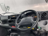 運転席まわりです。 各操作スイッチは使いやすい位置に配置されてます。